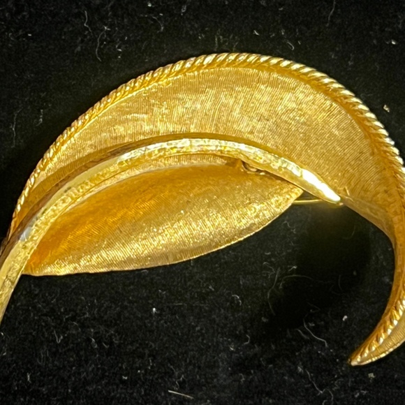 Vintage BSK Signed Gold Tone Leaf Brooch Pin - Picture 3 of 6